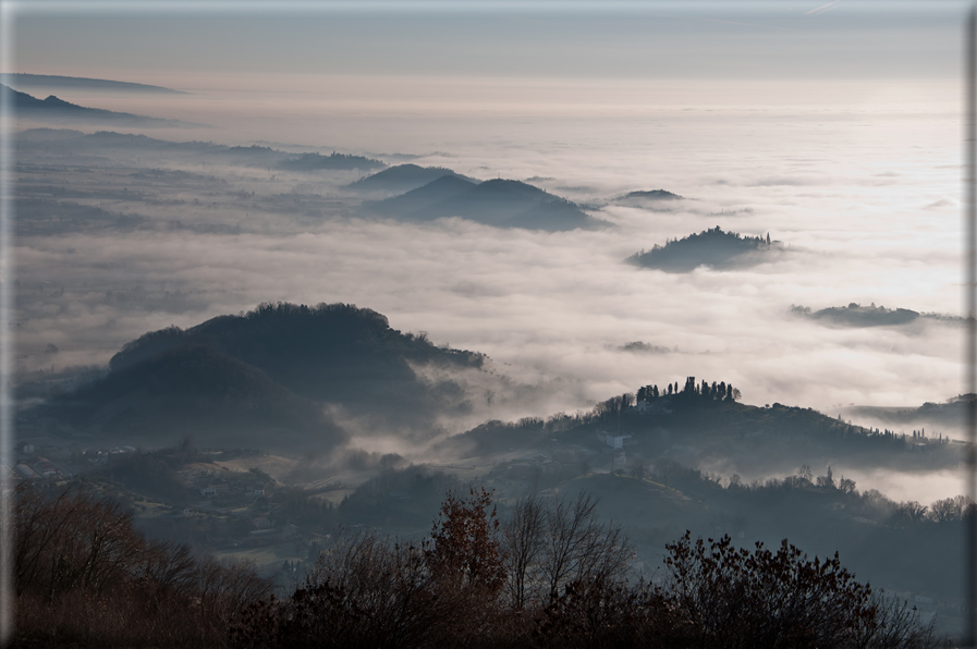 foto Colline di Romano d'Ezzelino nella Nebbia